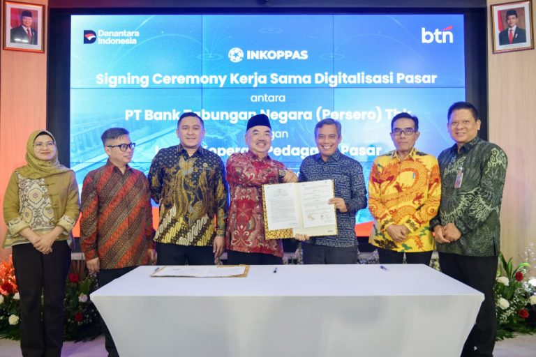 Direktur Utama PT Bank Tabungan Negara (Persero) Tbk Nixon LP Napitupulu (ketiga kanan) bersalaman dengan Ketua Umum Induk Koperasi Pedagang Pasar (INKOPPAS) Yudianto Tri (tengah) usai penandatanganan MoU digitalisasi pasar di Menara 2 BTN, Jakarta, Rabu (15/4/2026).   BTN memperluas ekspansi bisnis ke ekosistem koperasi pasar melalui kolaborasi strategis bersama INKOPPAS guna mendorong digitalisasi, inklusi keuangan, serta akses pembiayaan bagi pedagang pasar tradisional.   Program yang dihadirkan mencakup layanan perbankan digital, digitalisasi retribusi, penyaluran KUR, hingga penguatan ekosistem transaksi berbasis QRIS dan Bale Agen. Inisiatif ini diharapkan mampu meningkatkan kapasitas usaha UMKM serta mempercepat transformasi pasar tradisional di Indonesia.***(Foto: Ekobisnis.com/Purwa)