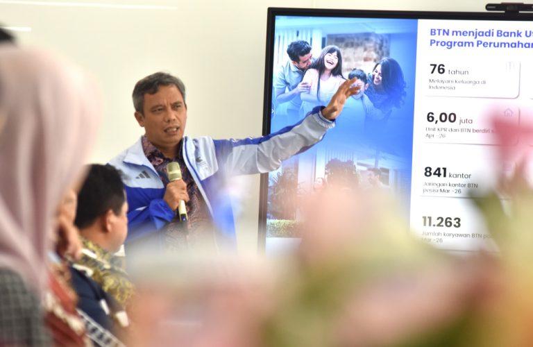 EKOBISNIS.COM: Direktur Utama PT Bank Tabungan Negara (Persero) Tbk (BTN) Nixon L.P. Napitupulu (tengah) bersama Direktur Consumer Banking BTN Hirwandi Gafar (kiri) menyampaikan perkembangan penyaluran lebih dari 6 juta unit KPR BTN sejak 1976 hingga April 2026 di Bandung, Kamis (9/4/2026).   Selama 50 tahun menyalurkan KPR, BTN telah berkontribusi untuk meningkatkan pertumbuhan ekonomi terutama melalui sektor perumahan. Seiring dengan transformasi bisnis, BTN kini tidak hanya berfokus pada pembiayaan KPR tetapi memperluas perannya dengan mengembangkan bisnis beyond mortgage yang memberikan kemudahan bagi debitur KPR BTN untuk memperoleh kredit lainnya seperti kredit untuk renovasi rumah, kendaraan bermotor ataupun biaya pendidikan anak.***(Foto: Ekobisnis.com/Dok BTN)