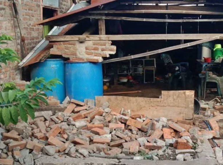 EKOBISNIS.COM: Gempa bumi dengan magnitudo 4,7 terjadi di Kabupaten Flores Timur, Nusa Tenggara Timur (NTT) pada Rabu (8/4) pukul 23.12 WIB. Lokasi berada di 21 kilometer tenggara Larantuka - NTT dan pusat gempa berada di darat dengan kedalaman 5 kilometer.  Pada saat gempa terjadi, guncangan dirasakan kuat selama 2 sampai 4 detik oleh warga. Merujuk laporan sementara pada Kamis (9/4) pukul 11.00 WIB, lokasi terdampak berada di Desa Terong Kecamatan Adonara Timur.   Sebanyak lima orang warga mengalami luka berat dan 10 orang warga luka ringan, sedangkan total populasi terdampak sebanyak 100 kepala keluarga.  Badan Penanggulangan Bencana Daerah (BPBD) Kabupaten Flores Timur sudah berada di lapangan untuk melakukan upaya penanganan darurat bencana seperti pendataan, monitoring dampak gempa, pendirian tenda pengungsi dan pendistribusian bantuan bagi para warga terdampak.  Badan Nasional Penanggulangan Bencana (BNPB) terus memantau dan berkoordinasi dengan BPBD setempat guna melakukan langkah-langkah penanganan yang cepat,  tepat dan akurat.  BNPB mengimbau agar warga tetap tenang. Warga segera berlindung jika gempa kembali terjadi dan menuju lapangan terbuka. Di samping itu, masyarakat dimints untuk selalu mengikuti arahan dan informasi dari petugas yang berwenang.***(Foto: Ekobisnis.com/Dok BNPB)