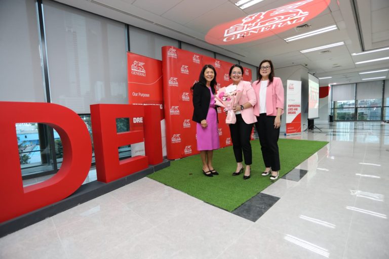 President Director & CEO Generali Indonesia, Rebecca Tan (kiri) didampingi Chief Product Management and Marketing Officer Generali Indonesia, Jong Wie Siu dan Director of Enterprise and Business Service Telkom Indonesia yang juga former CEO PT AirAsia Indonesia, Veranita Yosephine selaku berfoto Bersama usai acara talkshow dengan tema ‘Women Leading with Impact’ di Jakarta, Rabu (1/4/2026).  Acara ini merupakan bagian dari perayaan Hari Perempuan Internasional 2026 dan wujud komitmen Generali Indonesia pada nilai-nilai keberagaman (diversity), kesetaraan (equity) dan inklusi (inclusion). Dalam kegiatan ini, Generali Indonesia menegaskan bahwa perempuan memiliki kedudukan dan kesempatan yang sama untuk terus berkembang dan berkarir di segala bidang di dunia kerja.***(Foto: Ekobisnis.com/Purwa)