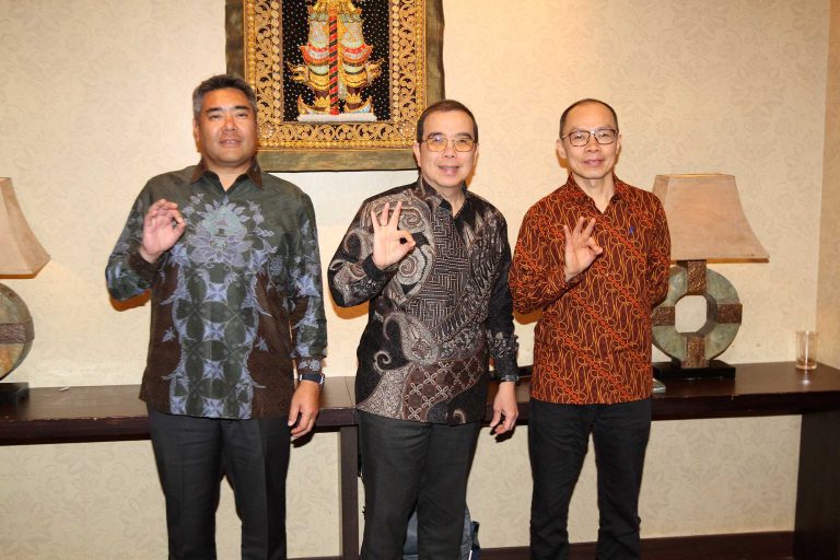 (Dari kiri kekanan) Direktur Indocement, Sunnira Ly, Direktur utama Indocement, Christian Kartawijaya dan Direktur Indocement, Oey Marcos berfoto bersama disela Konferensi Pers Paparan Publik Kinerja Indocement Tahun 2025 di Jakarta, Rabu (1/4/2026).  PT Indocement Tunggal Prakarsa Tbk. (“Indocement” atau “Perseroan”) mencatat total penjualan semen dan klinker sebesar 19,941 ribu ton pada 2025, turun −2,7% dibandingkan 2024. Penurunan ini terutama disebabkan turunnya volume penjualan domestik sebesar −3,9%, sementara penjualan ekspor justru meningkat +73,9%.  Pendapatan Neto Perseroan pada 2025 tercatat Rp17.731,2 miliar, menurun −4,4% dari tahun sebelumnya. Beban Pokok Pendapatan turun −4,2% menjadi Rp11.961,3 miliar, menghasilkan laba kotor sebesar Rp5.769,9 miliar dengan margin 32,5% terhadap pendapatan bersih.  Beban usaha menurun −1,1% menjadi Rp3.683,0 miliar, didukung keuntungan divestasi sebesar Rp670 miliar dari pembentukan usaha patungan dengan PT Cipta Mortar Utama. Beban Operasi Lain Neto tercatat minus Rp49,9 miliar, terutama akibat rugi selisih kurs. Secara keseluruhan, margin laba usaha tercatat 15,3% dan margin EBITDA 24,1% pada 2025.  Pendapatan keuangan neto turun 91,1% menjadi Rp6,7 miliar, sementara bagian atas laba neto entitas asosiasi neto menurun 74,6% menjadi Rp37 miliar, seiring tingginya laba pada 2024 terkait penjualan lahan. Beban pajak penghasilan neto tercatat Rp487,6 miliar, turun 7,1%, sehingga laba tahun berjalan mencapai Rp2.248,8 miliar, meningkat +12%.***(Foto: Ekobisnis.com/Purwa)