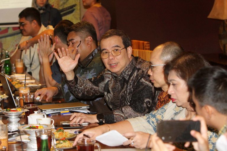 PT Indocement Tunggal Prakarsa Tbk. (“Indocement” atau “Perseroan”) mencatat total penjualan semen dan klinker sebesar 19,941 ribu ton pada 2025, turun −2,7% dibandingkan 2024. Penurunan ini terutama disebabkan turunnya volume penjualan domestik sebesar −3,9%, sementara penjualan ekspor justru meningkat +73,9%.