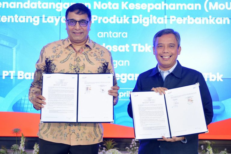 Direktur Utama PT Bank Tabungan Negara (Persero) Tbk (BTN) Nixon L.P. Napitupulu (kanan) bersama President Director and Chief Executive Officer Indosat Ooredoo Hutchison Vikram Sinha menunjukkan dokumen nota kesepahaman kerja sama layanan keuangan digital di Jakarta, Rabu (16/4/2026).   Melalui kolaborasi ini, BTN memanfaatkan kekuatan distribusi digital Indosat untuk memperluas jangkauan layanan, meningkatkan akses, serta menghadirkan solusi keuangan yang lebih dekat dengan kebutuhan masyarakat.***(Foto: Ekobisnis.com/Dok BTN)