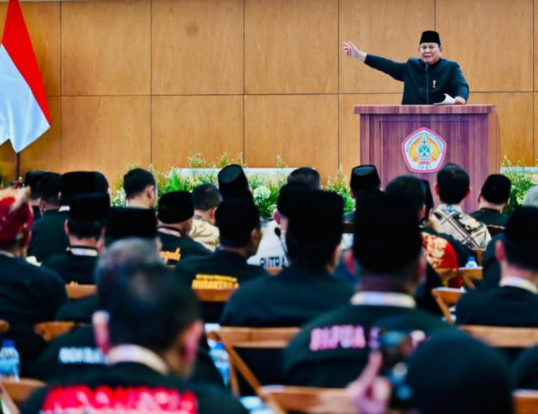 EKOBISNIS.COM: Presiden Prabowo Subianto yang juga menjabat sebagai Ketua Umum (Ketum) PB Ikatan Pencak Silat Indonesia (IPSI) menghadiri acara pembukaan Musyawarah Nasional (Munas) XVI IPSI Masa Bakti 2026–2030 bertema “Pencak Silat Mendunia Menuju Olimpiade” di Jakarta, Sabtu (11/4/2026).  Dalam sambutannya, Presiden Prabowo Subianto menekankan pentingnya menjaga dan melestarikan pencak silat sebagai bagian dari budaya bangsa. Presiden menambahkan bahwa pencak silat telah mengharumkan nama bangsa di kancah internasional dengan menyumbangkan banyak sekali medal emas, perak, dan perunggu.***(Foto: Ekobisnis.com/BPMI Setpres/Laily Rachev)