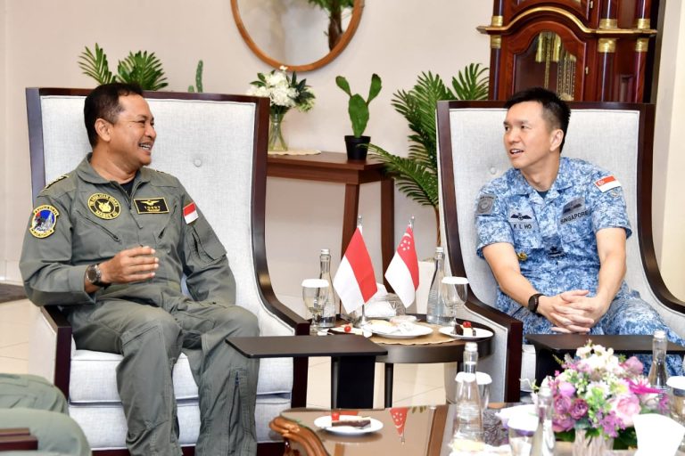 EKOBISNIS.COM: Kasau Marsekal TNI M. Tonny Harjono menerima Courtesy Call Chief of Staff – Air Staff (COS-AS) RSAF, Brigadier General Ho Kum Luen, yang merupakan alumni Seskoau tahun 2011 di VIP Room Lanud Halim Perdanakusuma, Jakarta, Senin (20/4/2026).  TNI Angkatan Udara dan Republic of Singapore Air Force (RSAF) terus memperkuat kerja sama bilateral melalui peningkatan interaksi, latihan bersama, serta pengembangan kapabilitas di berbagai bidang.  Dalam pertemuan tersebut, kedua pihak membahas penguatan kerja sama melalui latihan bersama dan peluang kolaborasi di bidang humanitarian assistance dan disaster relief (HADR).  Kasau menegaskan pentingnya hubungan erat kedua angkatan udara dalam menjaga stabilitas dan keamanan kawasan. Sementara itu, Brigadier General Ho Kum Luen menyampaikan apresiasi atas kerja sama yang telah terjalin, termasuk partisipasi Jupiter Aerobatic Team pada Singapore Airshow beberapa waktu yang lalu.***(Foto: Ekobisnis.com/Dok Dispenau)