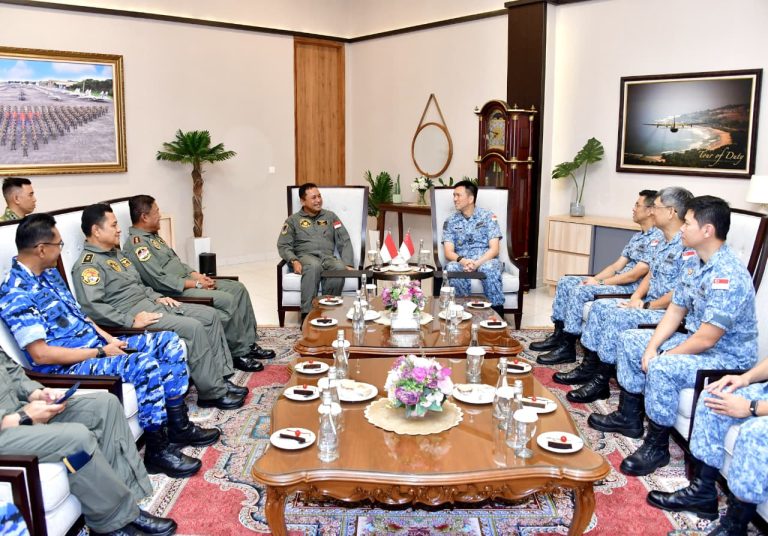 TNI Angkatan Udara dan Republic of Singapore Air Force (RSAF) terus memperkuat kerja sama bilateral melalui peningkatan interaksi, latihan bersama, serta pengembangan kapabilitas di berbagai bidang.