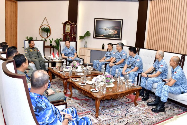 TNI Angkatan Udara dan Republic of Singapore Air Force (RSAF) terus memperkuat kerja sama bilateral melalui peningkatan interaksi, latihan bersama, serta pengembangan kapabilitas di berbagai bidang.