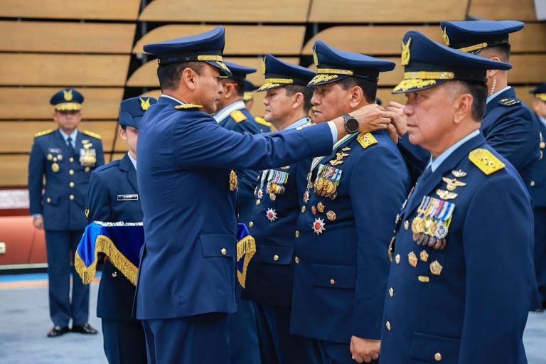 EKOBISNIS.COM: Kasau Marsekal TNI M. Tonny Harjono menyerahkan Tanda Kehormatan Bintang Yudha Dharma Pratama kepada Pati TNI AU di Mabesau Cilangkap, Jakarta Timur, Selasa (14/4/2026).  Bintang Yudha Dharma Pratama merupakan salah satu tanda kehormatan tertinggi yang diberikan oleh Pemerintah Republik Indonesia. Penghargaan ini dianugerahkan kepada individu yang telah mendarmabaktikan diri melampaui panggilan kewajiban dalam pelaksanaan tugas pembinaan dan pengembangan, serta menghasilkan karya yang manfaatnya dirasakan secara langsung oleh pemerintah dan Negara Kesatuan Republik Indonesia.***(Foto: Ekobisnis.com/Dok Dispenau)