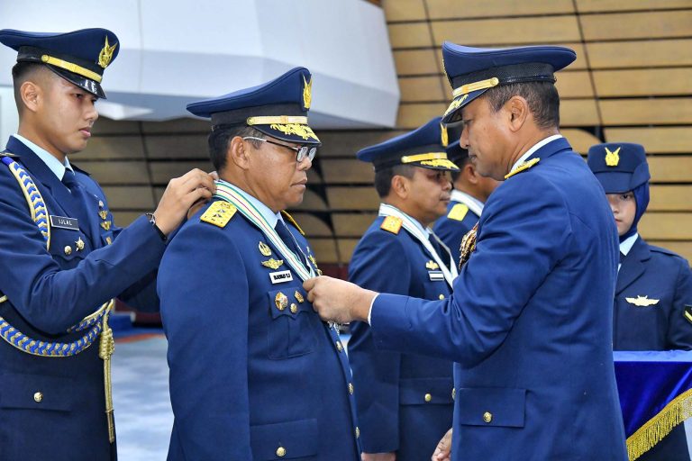 Bintang Yudha Dharma Pratama merupakan salah satu tanda kehormatan tertinggi yang diberikan oleh Pemerintah Republik Indonesia. Penghargaan ini dianugerahkan kepada individu yang telah mendarmabaktikan diri melampaui panggilan kewajiban dalam pelaksanaan tugas pembinaan dan pengembangan, serta menghasilkan karya yang manfaatnya dirasakan secara langsung oleh pemerintah dan Negara Kesatuan Republik Indonesia.