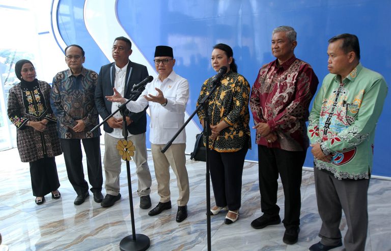 EKOBISNIS.COM: Menteri Perlindungan Pekerja Migran Indonesia (P2MI) Mukhtarudin memberikan paparannya saat acara penandatanganan Memorandum of Understanding (MoU) dan Perjanjian Kerja Sama (PKS) dengan sejumlah mitra strategis, mulai dari Badan Nasional Sertifikasi Profesi (BNSP), Yayasan MATAULI, hingga delapan universitas ternama di Indonesia, Kamis (16/4/2026).  Dalam sambutannya, Menteri Perlindungan Pekerja Migran Indonesia (P2MI) menegaskan bahwa transisi status dari BP2MI menjadi Kementerian merupakan bukti keseriusan pemerintah dalam menangani isu migrasi.***(Foto: Ekobisnis.com/Purwa)