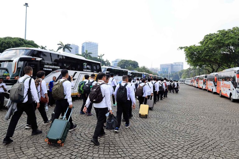 Kementerian Pertahanan memberangkatkan dua ribu ASN ke enam Lembaga Pendidikan TNI untuk mengikuti Latihan Dasar Militer (Latsarmil) Komcad selama 1,5 bulan guna menumbuhkan nasionalisme serta meningkatkan disiplin ASN dalam menjalankan pelayanan publik.