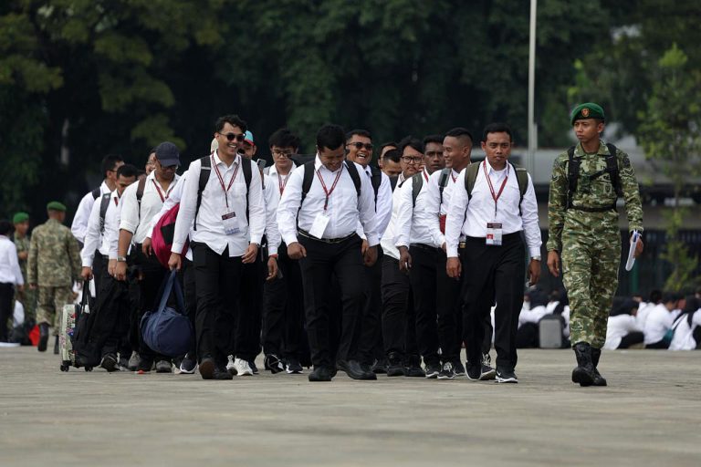 EKOBISNIS.COM: Sejumlah peserta Komponen Cadangan (Komcad) unsur Aparatur Sipil Negara (ASN) dari berbagai kementerian mengikuti apel pemberangkatan program Komcad ASN Kementerian ke Lembaga Pendidikan TNI Tahun 2026 di kawasan Monumen Nasional, Jakarta, Senin (13/4/2026).  Kementerian Pertahanan memberangkatkan dua ribu ASN ke enam Lembaga Pendidikan TNI untuk mengikuti Latihan Dasar Militer (Latsarmil) Komcad selama 1,5 bulan guna menumbuhkan nasionalisme serta meningkatkan disiplin ASN dalam menjalankan pelayanan publik.***(Foto: Ekobisnis.com/Dok Kementerian Pertahanan)