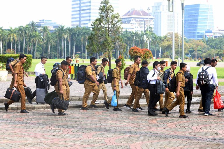 Kementerian Pertahanan memberangkatkan dua ribu ASN ke enam Lembaga Pendidikan TNI untuk mengikuti Latihan Dasar Militer (Latsarmil) Komcad selama 1,5 bulan guna menumbuhkan nasionalisme serta meningkatkan disiplin ASN dalam menjalankan pelayanan publik.