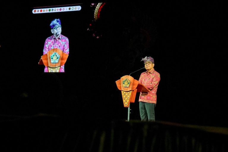 EKOBISNIS.COM: Menteri Koordinator Bidang Pembangunan Manusia dan Kebudayaan (Menko PMK) Pratikno saat memberikan sambutan dalam kegiatan Dharma Shanti Nasional Perayaan Hari Suci Nyepi Tahun Saka 1948/2026 M di Ardha Chandra, Art Center Bali, Jumat (17/4/2026).  Menko PMK menegaskan bahwa nilai-nilai Hari Suci Nyepi semakin relevan di tengah dunia yang kian bising, serta menjadi fondasi penting dalam membangun karakter, kejernihan berpikir, dan kebijaksanaan dalam kehidupan bermasyarakat.***(Foto: Ekobisnis.com/Dok Kemenko PMK)