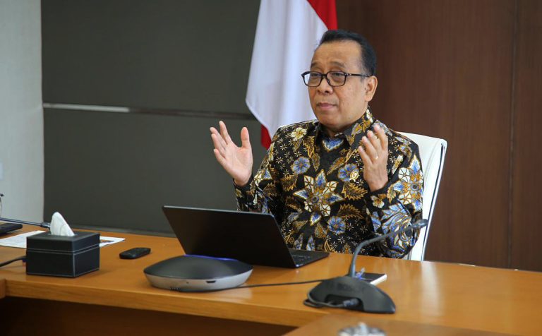 Menteri Koordinator Bidang Pembangunan Manusia dan Kebudayaan (Menko PMK) Pratikno memberikan paparannya saat Rapat Koordinasi Penanganan Darurat Bencana Gempa Bumi M 7,6 yang dilaksanakan secara hybrid, Kamis (2/4/2026).  Menko PMK menegaskan bahwa kecepatan respons dan penyelamatan korban menjadi prioritas utama dalam penanganan darurat gempa bumi berkekuatan magnitudo 7,6 yang melanda wilayah Sulawesi Utara, Maluku Utara, dan sekitarnya.***(Foto: Ekobisnis.com/Dok Kemenko PMK)