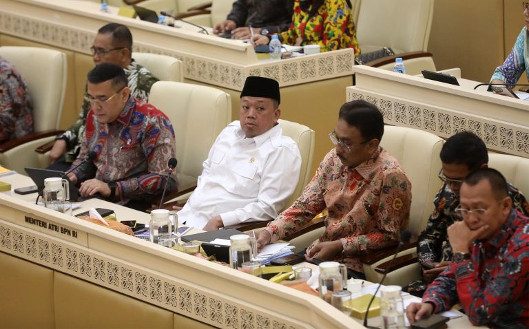 Rapat tersebut membahas mengenai program kerja Kementerian ATR/Kepala BPN Tahun 2026, serta permasalahan pendaftaran tanah, digitalisasi pertanahan dan sertifikat elektronik.