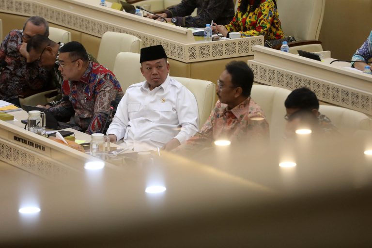 Menteri Agraria dan Tata Ruang/Kepala Badan Pertanahan Nasional (ATR/BPN) Nusron Wahid (ketiga kanan) bersama Wakil Menteri ATR/Wakil Kepala BPN Ossy Dermawan (ketiga kiri) mengikuti rapat kerja dengan Komisi II DPR di Kompleks Parlemen, Senayan, Jakarta, Selasa (31/3/2026).  Rapat tersebut membahas mengenai program kerja Kementerian ATR/Kepala BPN Tahun 2026, serta permasalahan pendaftaran tanah, digitalisasi pertanahan dan sertifikat elektronik.***(Foto: Ekobisnis.com/Purwa)