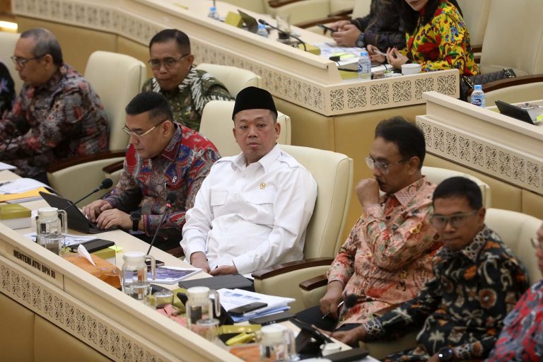 Rapat tersebut membahas mengenai program kerja Kementerian ATR/Kepala BPN Tahun 2026, serta permasalahan pendaftaran tanah, digitalisasi pertanahan dan sertifikat elektronik.
