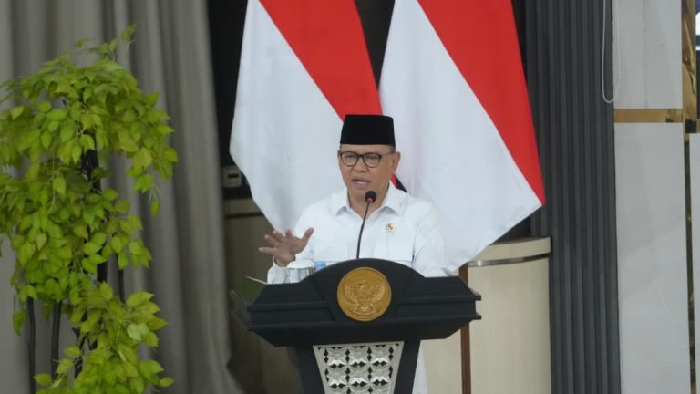 Menteri Pelindungan Pekerja Migran Indonesia (P2MI), Mukhtarudin, memberikan sambutan motivasi dalam Pembukaan Orientasi Pra Pemberangkatan (OPP) Calon Pekerja Migran Indonesia (CPMI) Skema Pemerintah (G to G) Korea Selatan, di BBPPMPV Bisnis dan Pariwisata, Sawangan, Depok, Selasa (31/3/2026).  Dalam arahannya, Menteri Mukhtarudin menegaskan bahwa OPP bukan sekadar formalitas, melainkan bekal krusial untuk memastikan perlindungan menyeluruh bagi pekerja migran, mulai dari sebelum berangkat, selama bekerja, hingga kembali ke tanah air.***(Foto: Ekobisnis.com/Dok KemenP2MI)