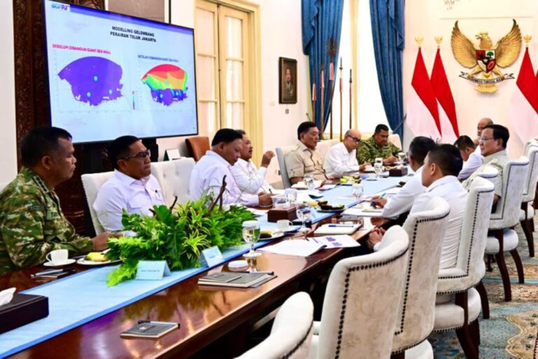 EKOBISNIS.COM: Presiden Prabowo Subianto memimpin rapat terbatas dengan sejumlah Menteri Kabinet Merah Putih terkait dengan pematangan rencana pembangunan tanggul laut raksasa (giant sea wall) sebagai proyek strategis nasional yang diharapkan mampu melindungi kawasan pesisir utara Jawa, di Istana Merdeka, Jakarta, Senin (20/4/2026).  Menteri Pendidikan Tinggi, Sains, dan Teknologi (Dikti Saintek) Brian Yuliarto menyampaikan bahwa proyek giant sea wall memiliki peran vital dalam melindungi sekitar 60 persen kawasan industri serta lebih dari 30 juta penduduk di wilayah terdampak. Oleh karena itu, Brian menyampaikan bahwa Kementerian Dikti Saintek didorong untuk berpartisipasi aktif, khususnya melalui kontribusi riset dan inovasi dari perguruan tinggi.  Sementara itu, Wakil Menteri Kelautan dan Perikanan yang juga menjabat sebagai Kepala Badan Pengelola Pantai Utara Jawa Didit Herdiawan Ashaf menyampaikan bahwa proyek tersebut saat ini masih dalam tahap perencanaan. Pemerintah tengah melakukan pendalaman terhadap berbagai aspek, khususnya yang berkaitan dengan konstruksi. Pemerintah menegaskan, percepatan giant sea wall tidak hanya soal kecepatan pembangunan, tetapi juga kualitas perencanaan. Kolaborasi pemerintah, akademisi, dan pelaku industri menjadi kunci agar proyek ini kokoh secara teknis, tepat secara ekonomi, dan berkelanjutan bagi lingkungan.***(Foto: Ekobisnis.com/BPMI Setpres/Rusman)