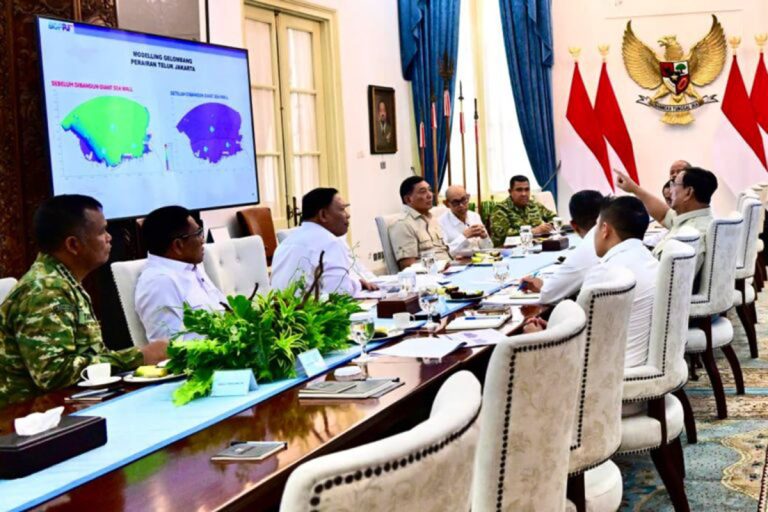 Menteri Pendidikan Tinggi, Sains, dan Teknologi (Dikti Saintek) Brian Yuliarto menyampaikan bahwa proyek giant sea wall memiliki peran vital dalam melindungi sekitar 60 persen kawasan industri serta lebih dari 30 juta penduduk di wilayah terdampak. Oleh karena itu, Brian menyampaikan bahwa Kementerian Dikti Saintek didorong untuk berpartisipasi aktif, khususnya melalui kontribusi riset dan inovasi dari perguruan tinggi.