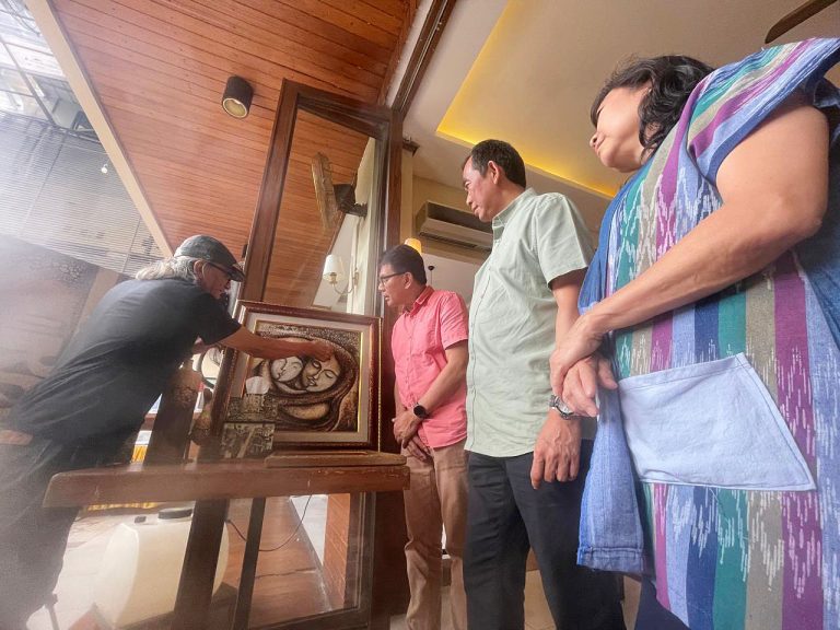 EKOBISNIS.COM: Pemilik Wayang Art, yang merupakan UMKM Kerajinan binaan Yayasan Astra - Yayasan Dharma Bhakti Astra (Yayasan Astra), Teguh Joko Dwiyono sedang menjelaskan lukisan hasil karyanya yang terbuat dari limbah kulit telur kepada Ketua Pengurus Yayasan Astra - Yayasan Dharma Bhakti Astra, Rahmat Samulo (ketiga kanan), Sekretaris Pengurus Yayasan Astra - Yayasan Dharma Bhakti Astra, Ema Poedjiwati Prasetio (kanan) dan Advisor Yayasan Astra - Yayasan Dharma Bhakti Astra, Setyo Budi Anang Yuliarto (kedua kanan).   Kehadiran Wayang Art sebagai narasumber workshop merupakan bagian dari acara Halal Bihalal Bersama Pewarta yang diadakan pada 9 April 2026 di Tjikinii Lima, Jakarta. Acara ini merupakan ajang silaturahmi antara Yayasan Astra bersama para pewarta foto, pewarta tulis, dan content creator agar dapat terus terjalin sinergi dalam memberitakan UMKM.***(Foto: Ekobisnis.com/Dok YDBA)